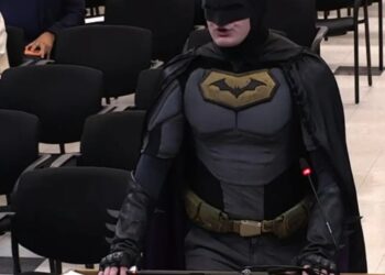 ​»Batman» se enfrenta al Concejo de Santa Clara: Exige frenar al ICE durante el Super Bowl 60