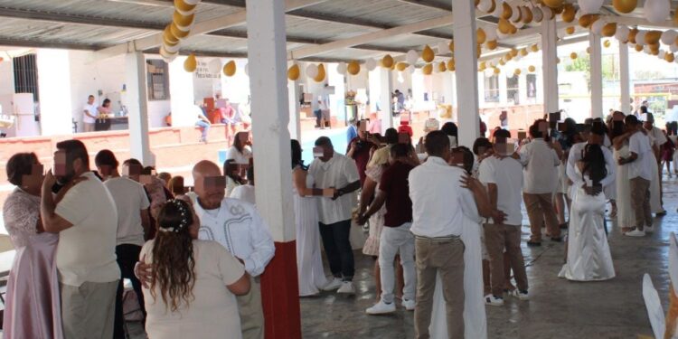 Celebran matrimonios colectivos en CEDES Victoria