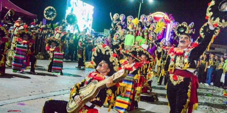 Desfile del carnaval en el sur con más de 60 participantes