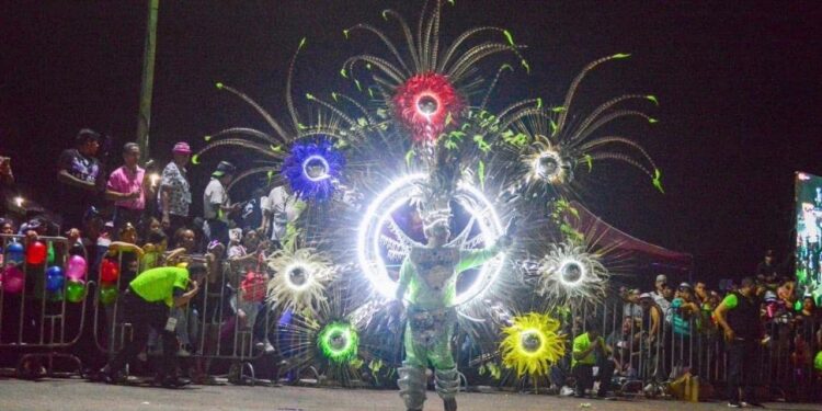 Desfile del carnaval en el sur con más de 60 participantes