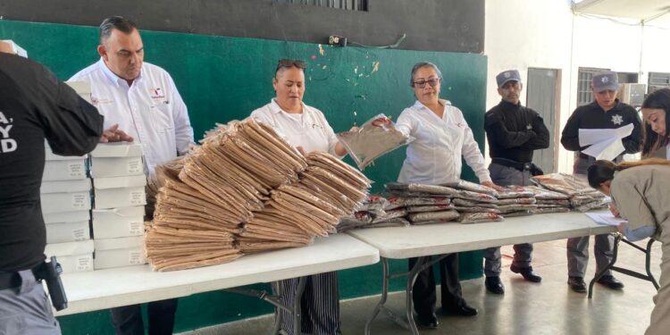 Reciben CEDES de Tamaulipas cuatro mil 500 uniformes, zapatos y ropa de cama