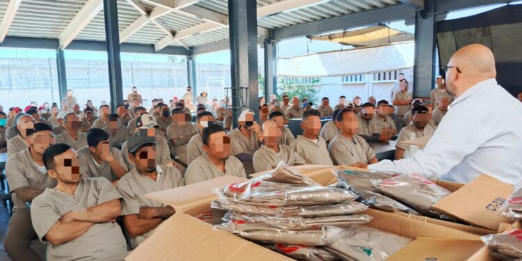 Reciben CEDES de Tamaulipas cuatro mil 500 uniformes, zapatos y ropa de cama