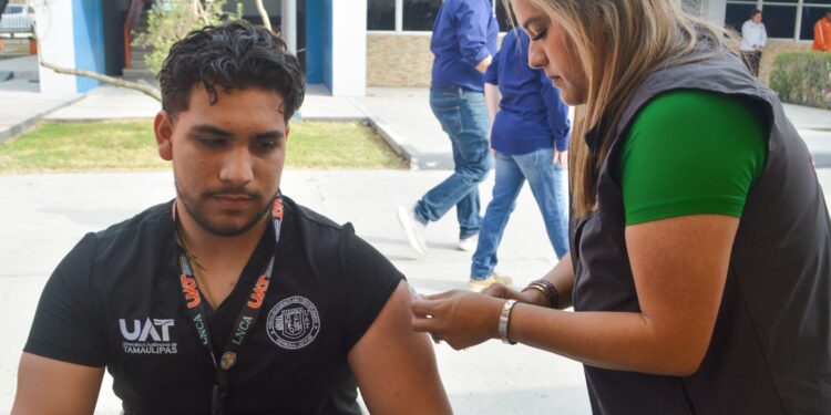 Colabora la UAT con el Sector Salud en jornadas de vacunación