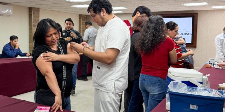 Colabora la UAT con el Sector Salud en jornadas de vacunación