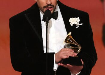 Bad Bunny gana el Grammy a Mejor Álbum de Música Urbana y alza la voz por los derechos migrantes
