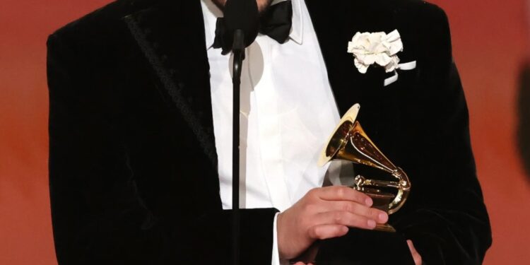 Bad Bunny gana el Grammy a Mejor Álbum de Música Urbana y alza la voz por los derechos migrantes