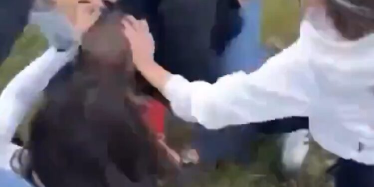 Violencia en Texas: Estudiantes protegen a su compañera de un agresor