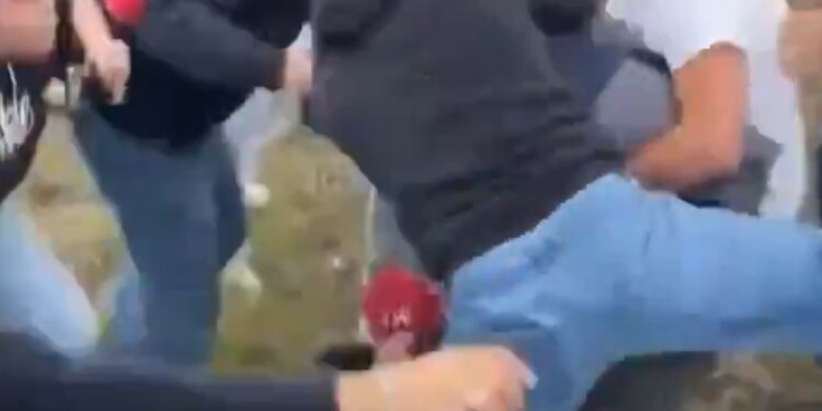 Violencia en Texas: Estudiantes protegen a su compañera de un agresor