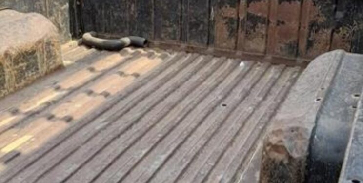 ​¿Pasajeros en la caja de carga? Esto dice el Reglamento Federal de Carreteras sobre las multas