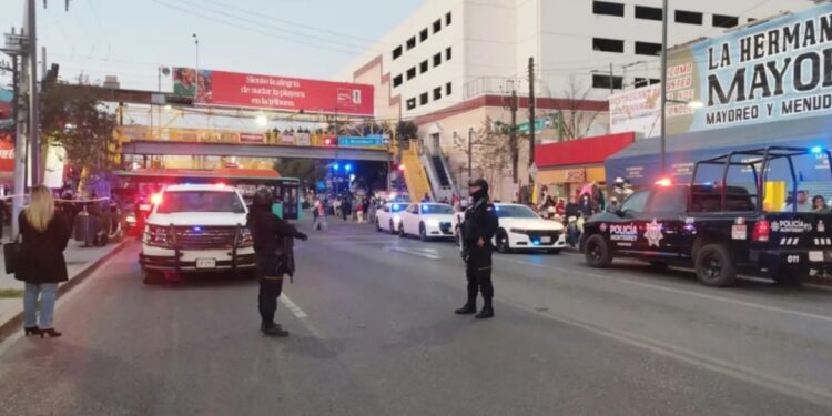 Balacera en plena zona comercial de Monterrey: Cinco mujeres y dos hombres resultan lesionados