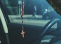 Costumbre de riesgo: Por qué colgar un rosario en el auto podría causarte problemas legales en EE. UU.