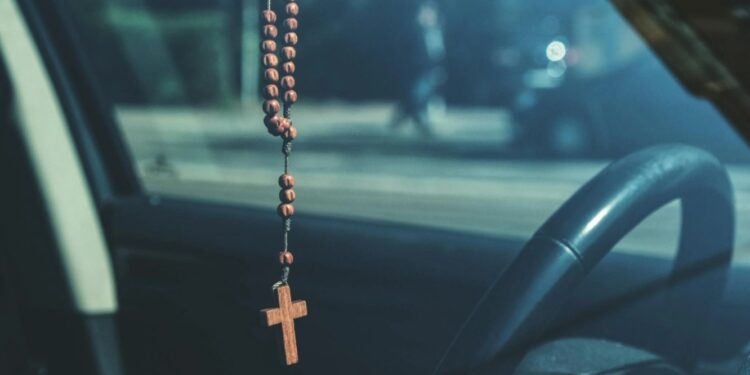 Costumbre de riesgo: Por qué colgar un rosario en el auto podría causarte problemas legales en EE. UU.