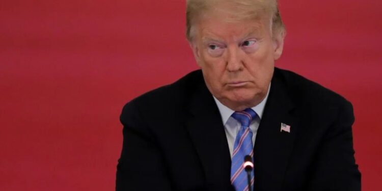 Tensión en Washington: Trump desafía al Supremo y anuncia aranceles del 15% tras fallo adverso