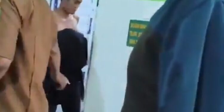 Profesor y alumno de secundaria detenidos tras incidente en el baño de una mezquita