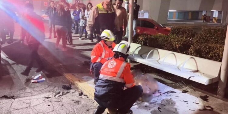 Horror en Playa Miramar: Rocían con gasolina e incendian a hombre tras discusión