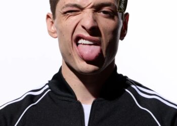 El dilema de Adidas ante la presión social por Peso Pluma