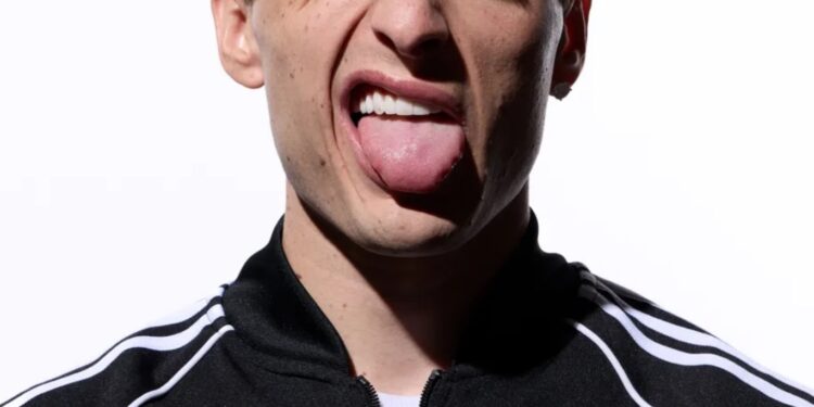 El dilema de Adidas ante la presión social por Peso Pluma