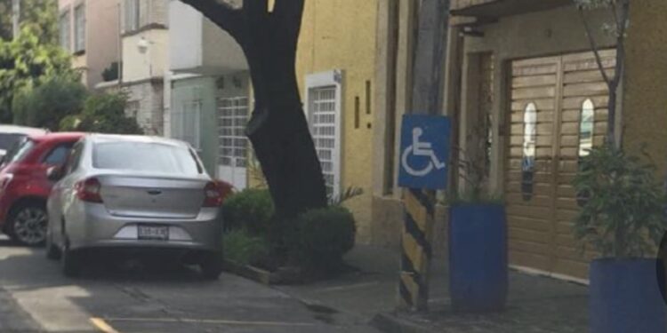 Un cajón de estacionamiento frente a casa: El plan para garantizar dignidad a personas con discapacidad