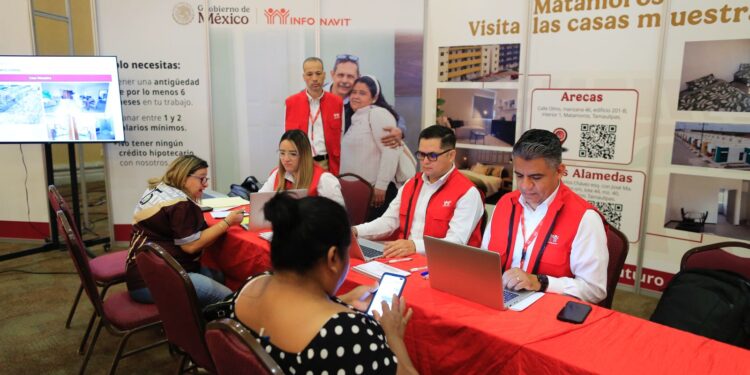 Reconoce Infonavit a Américo Villarreal por liderazgo en construcción de viviendas