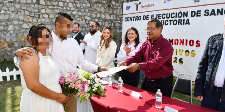 Celebran matrimonios colectivos en CEDES Victoria