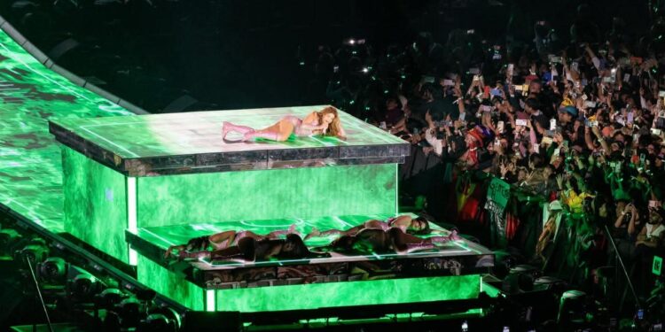 ¡Reina del Zócalo! Shakira pulveriza récords con 400 mil almas en la CDMX