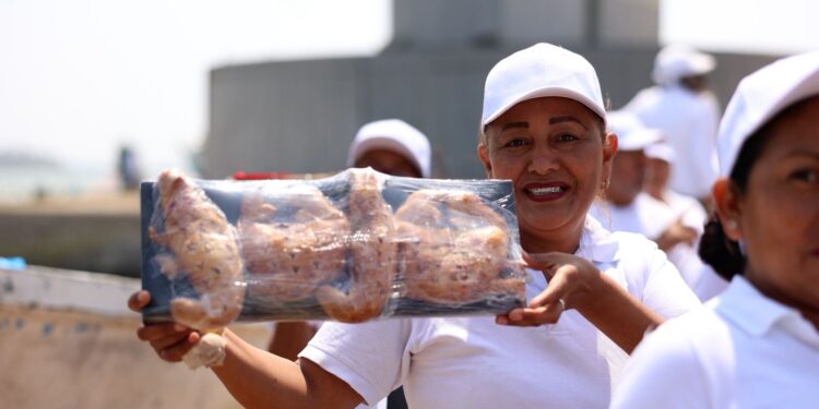 Américo y María de Villarreal reconocen la historia y el trabajo de las despicadoras de Tamaulipas