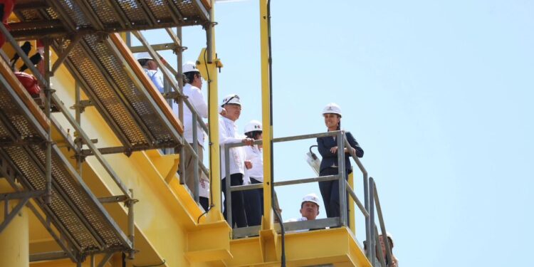 Acompaña Américo Villarreal a Claudia Sheinbaum en conmemoración de la Expropiación Petrolera