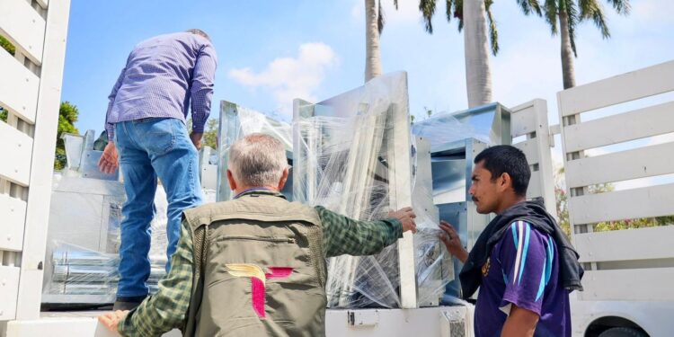 Entrega SEBIEN estufas y tinacos en Xicoténcatl