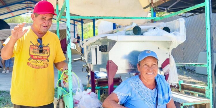 Entrega SEBIEN estufas y tinacos en Xicoténcatl
