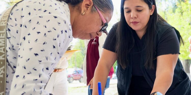Entrega SEBIEN estufas y tinacos en Xicoténcatl