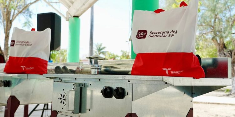 Entrega SEBIEN estufas y tinacos en Xicoténcatl