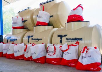 Entrega SEBIEN estufas y tinacos en Xicoténcatl