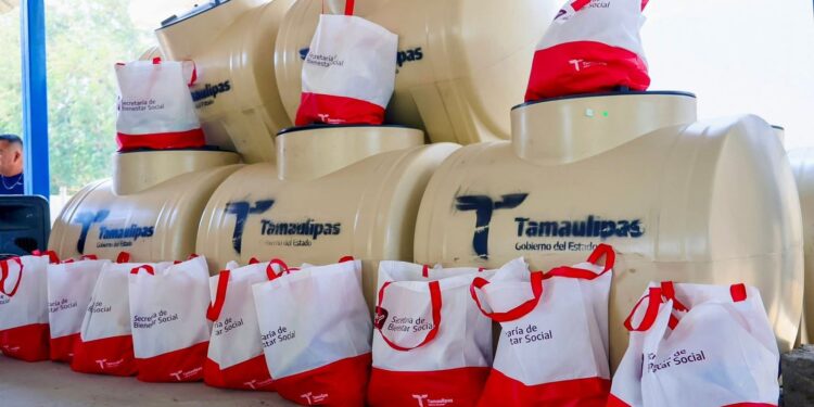 Entrega SEBIEN estufas y tinacos en Xicoténcatl