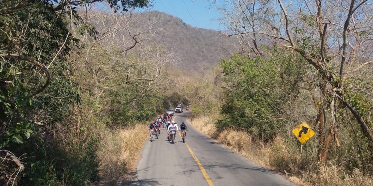 Brinda Guardia Estatal seguridad durante rodada ciclista en la carretera Tula–Ocampo