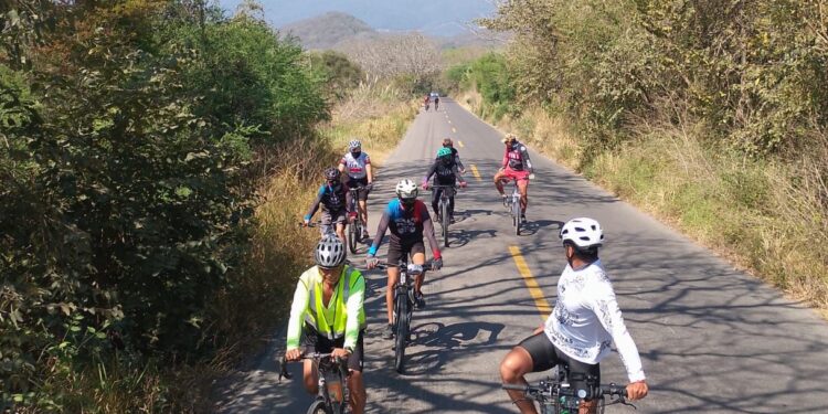 Brinda Guardia Estatal seguridad durante rodada ciclista en la carretera Tula–Ocampo