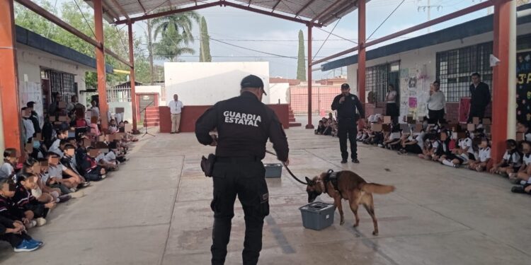 Acerca Guardia Estatal a “Max”, perro especializado, a comunidad escolar
