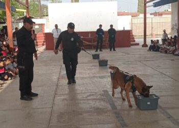 Acerca Guardia Estatal a “Max”, perro especializado, a comunidad escolar