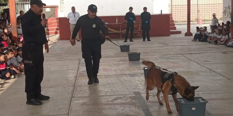 Acerca Guardia Estatal a “Max”, perro especializado, a comunidad escolar