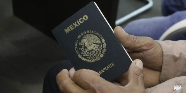 Trabajadores tamaulipecos parten al extranjero con respaldo institucional