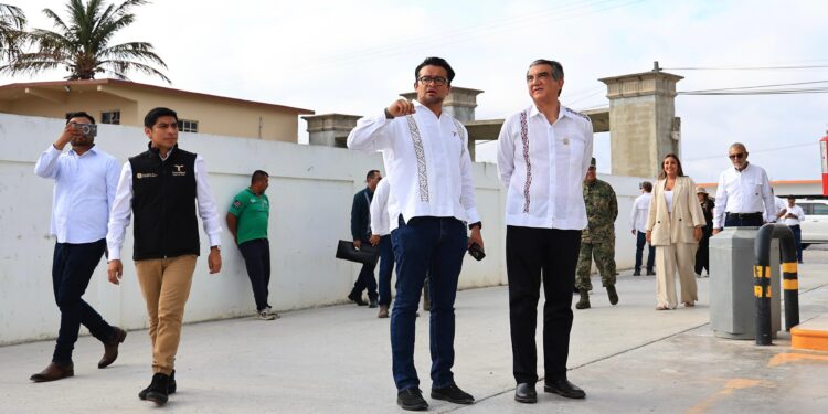 Supervisa gobernador operaciones y despacho de la Gasolinera del Pueblo