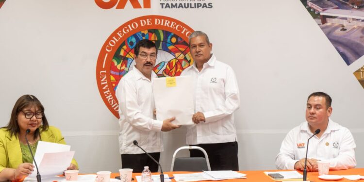 Reconoce rector la excelencia académica de egresados UAT en el EGEL