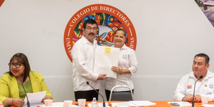 Reconoce rector la excelencia académica de egresados UAT en el EGEL