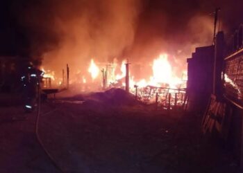 El fuego lo consumió todo en Tierra Nueva, excepto la fe: Una Biblia resulta intacta tras devastador incendio