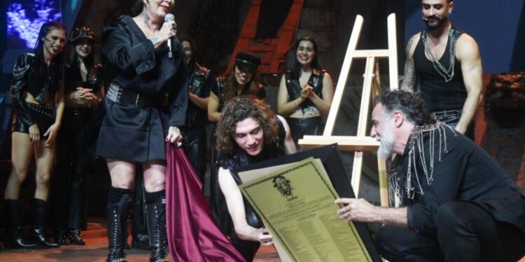 Alejandra Guzmán rompe placa en el aniversario de La Malinche El Musical