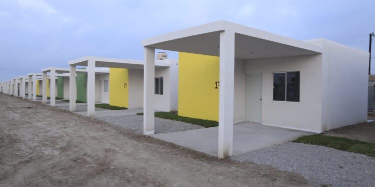 En enlace a la mañanera, presidenta Sheinbaum y Américo entregan viviendas a familias de pescadores en Tamaulipas