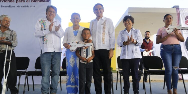 En enlace a la mañanera, presidenta Sheinbaum y Américo entregan viviendas a familias de pescadores en Tamaulipas