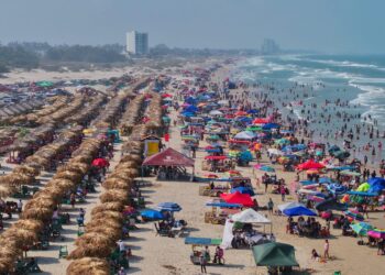 Turistas de CDMX y Nuevo León desbordan playas tamaulipecas