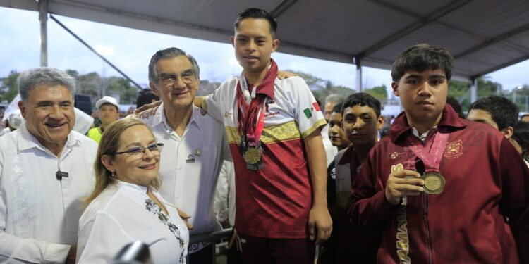 Supervisa Américo Villarreal proyectos productivos y deportivos en el sur de Tamaulipas