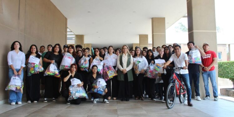 Entrega UAT juguetes a niñas y niños con la jornada “Alegrando Corazones”
