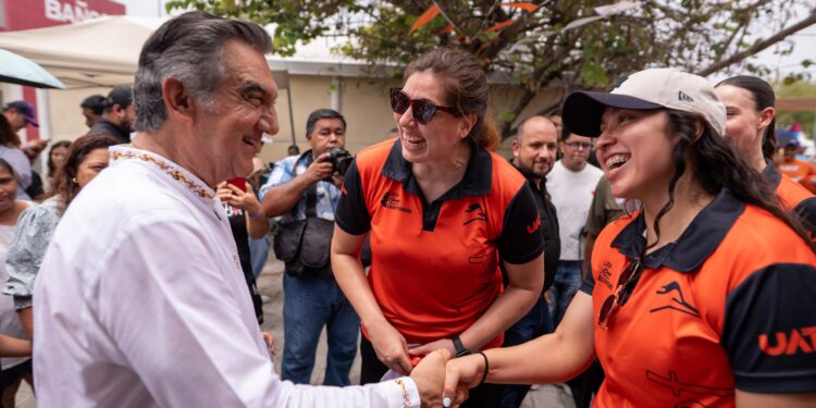 Rodeado de niños alegres, el gobernador Américo y el rector Dámaso Anaya disfrutaron de las amenidades de la UAT en el DIFzania 2026